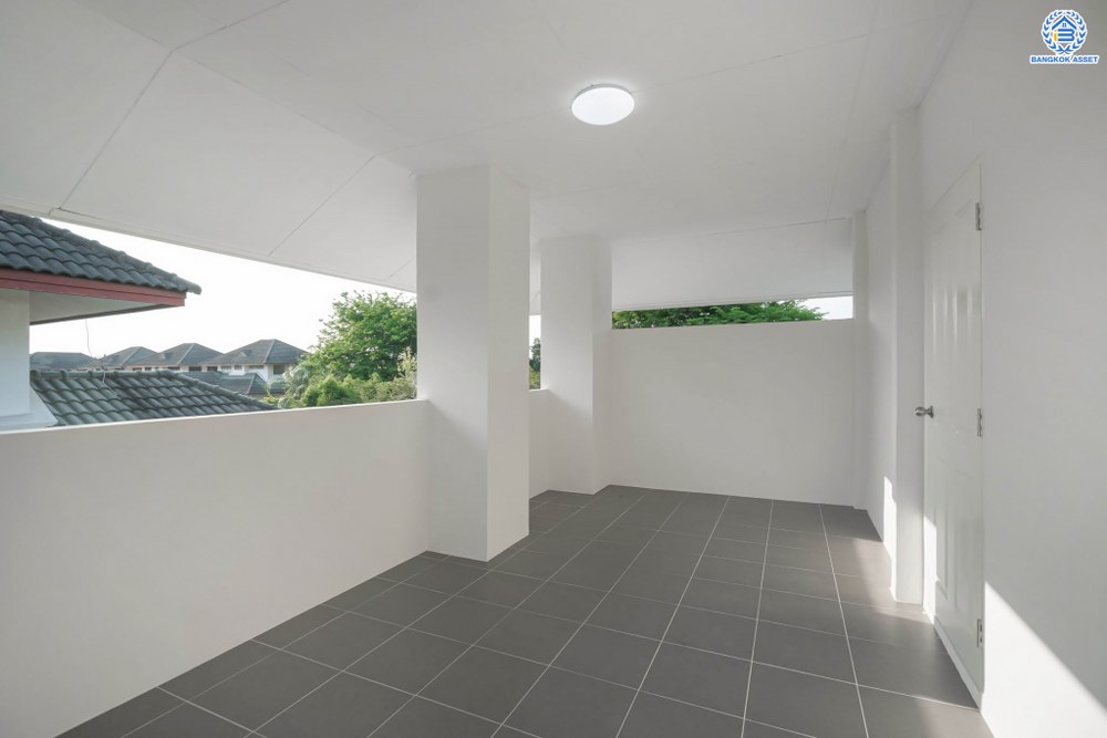 บ้านมือสองตกแต่งใหม่ โครงการ ดิเอมเมอรัลด์การ์เด้น ทวีวัฒนา เนื้อที่ 80 ตร.ว. ฟังก์ชัน 4 ห้องนอน 3 ห้องน้ำ จอดรถได้ 2 คัน บนทำเลศักยภาพเชื่อมต่อหลายเส้นทาง ทั้ง ถนนทวีวัฒนา, ถนนพุทธมณฑลสาย4, ถนนบรมราชชนนี ใกล้เซ็นทรัลปิ่นเกล้า และมหาวิทยาลัยมหิดล